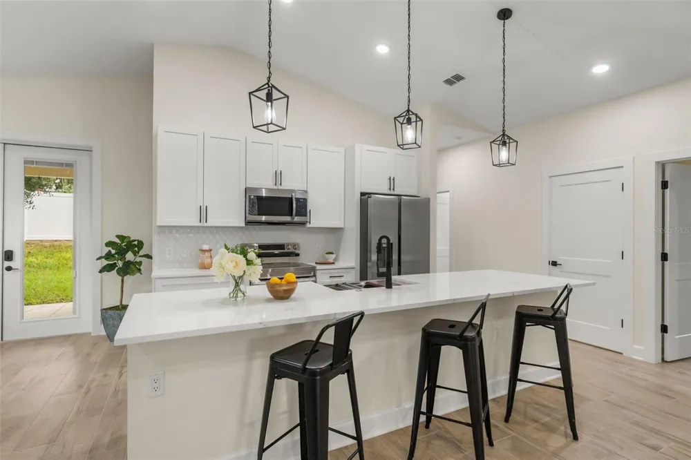 221 S SUNSET AVENUE Mascotte, FL 34753