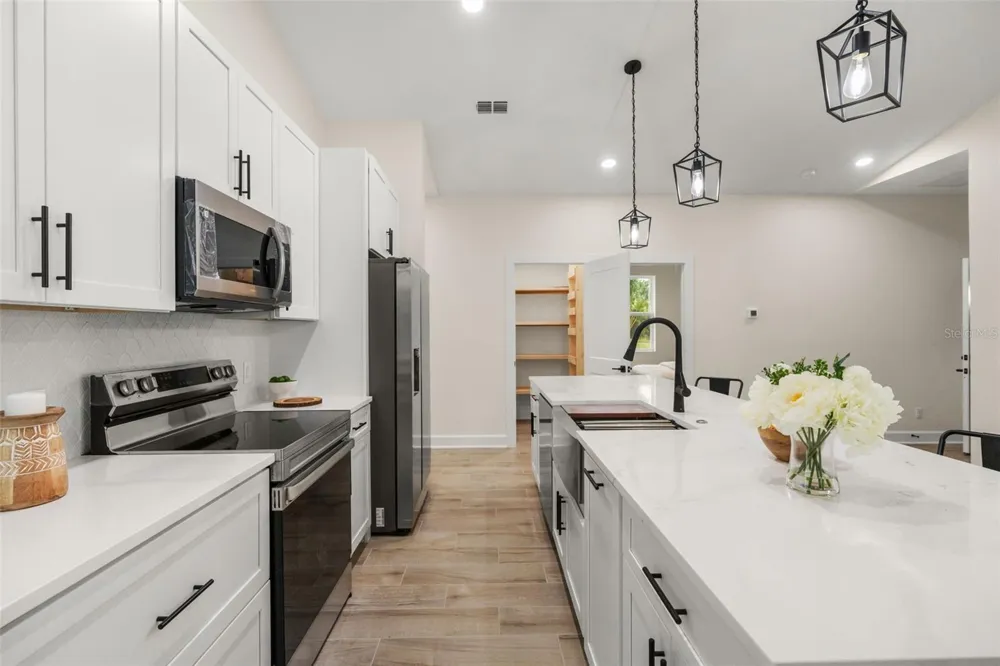 221 S SUNSET AVENUE Mascotte, FL 34753