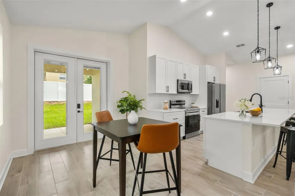 221 S SUNSET AVENUE Mascotte, FL 34753