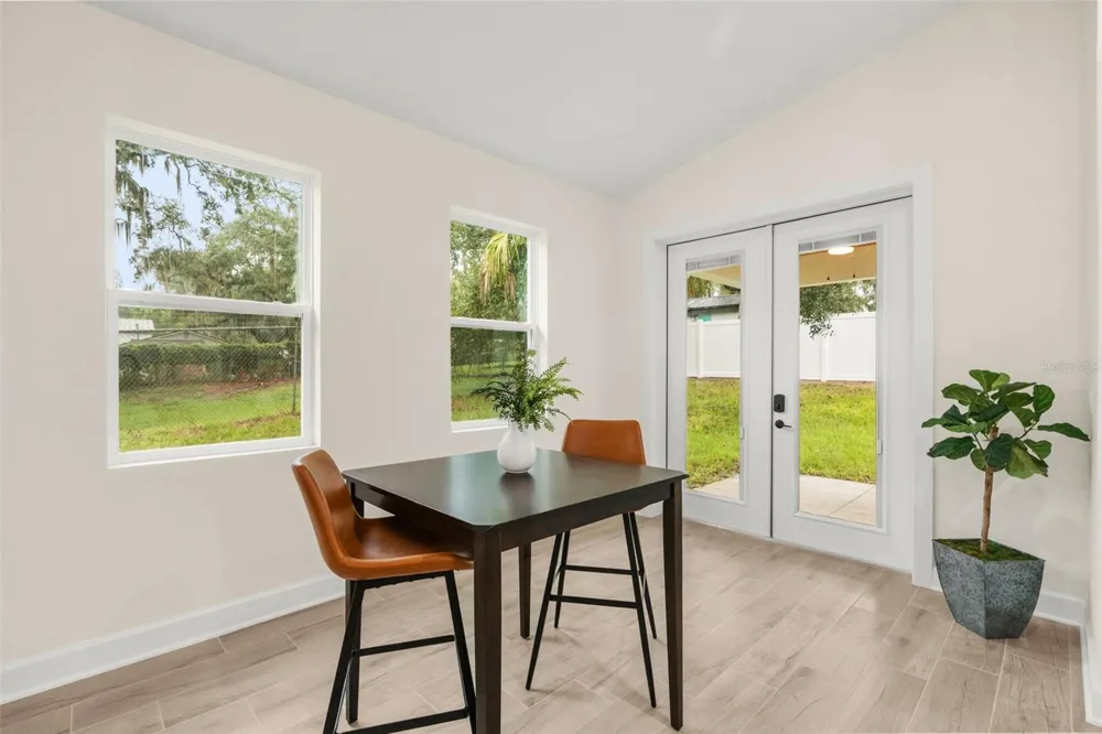 221 S SUNSET AVENUE Mascotte, FL 34753