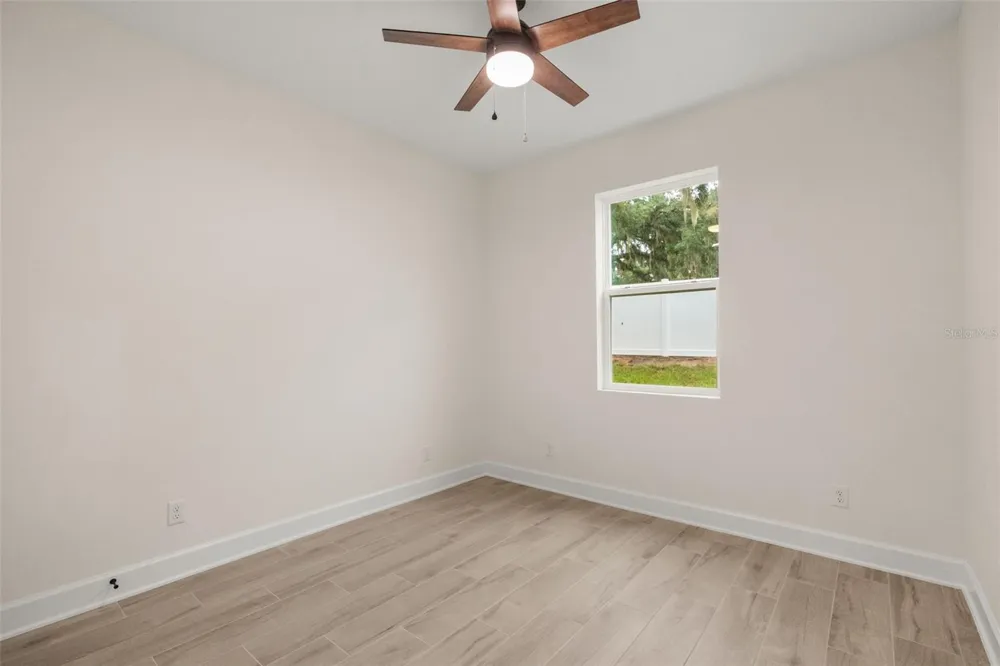 221 S SUNSET AVENUE Mascotte, FL 34753