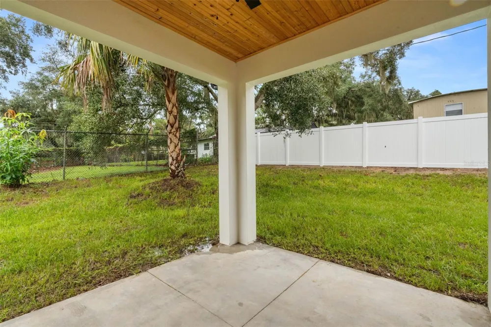 221 S SUNSET AVENUE Mascotte, FL 34753