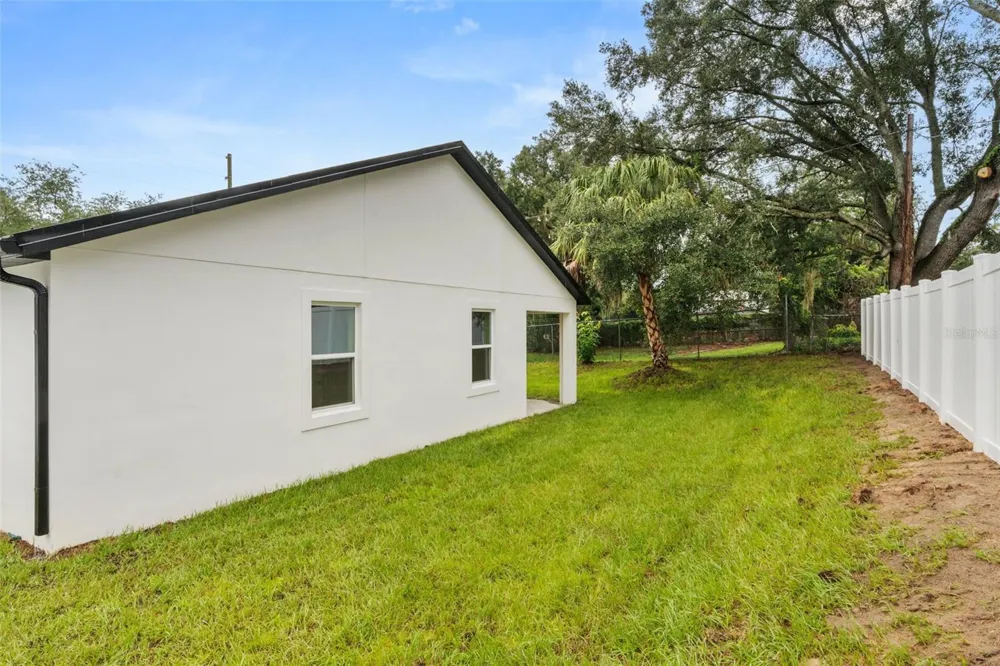 221 S SUNSET AVENUE Mascotte, FL 34753