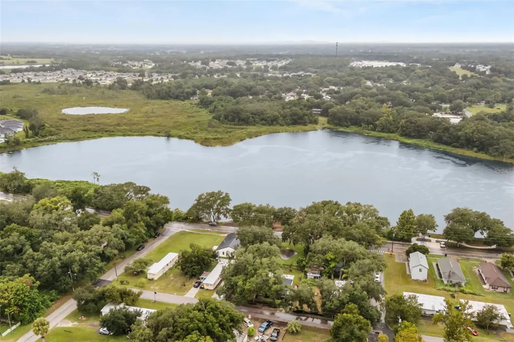 221 S SUNSET AVENUE Mascotte, FL 34753