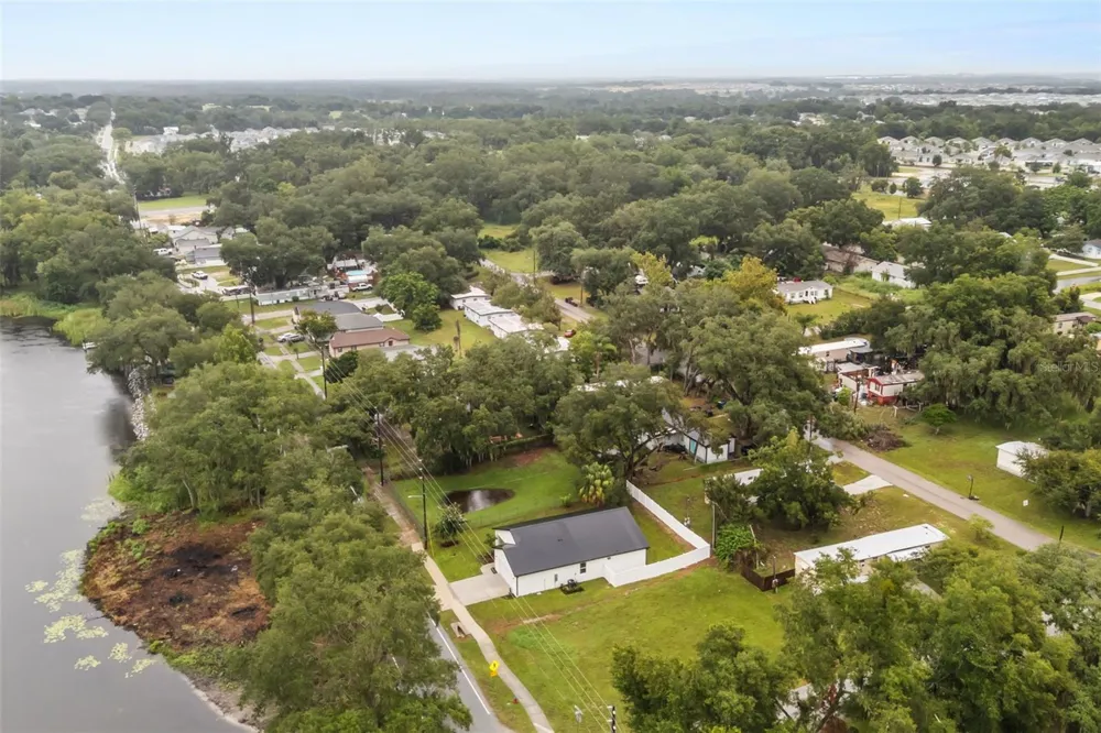221 S SUNSET AVENUE Mascotte, FL 34753