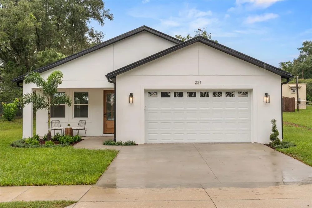 221 S SUNSET AVENUE Mascotte, FL 34753