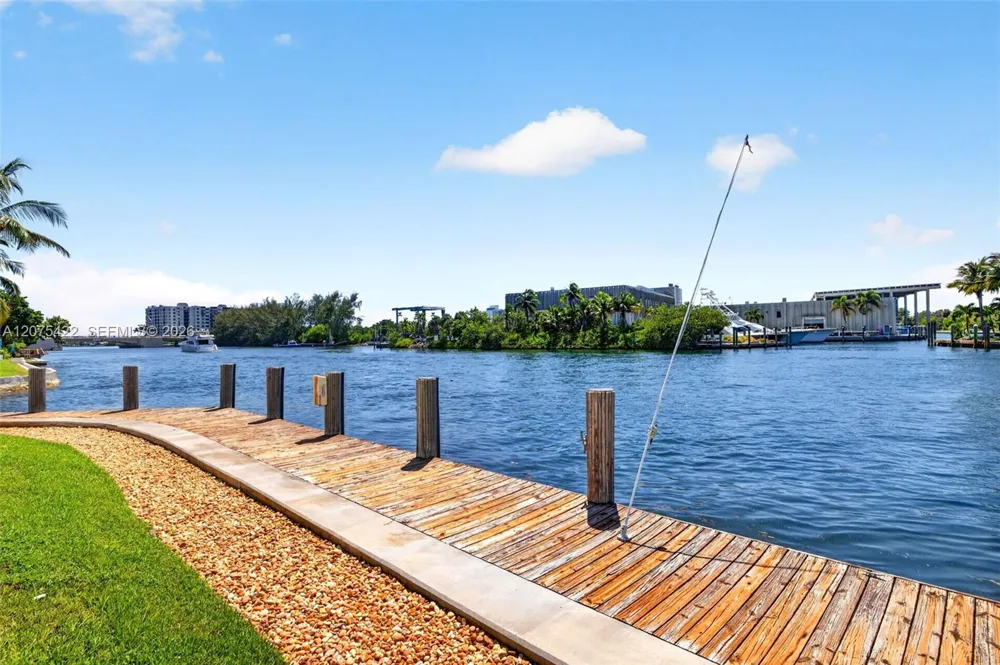 1705 Riverside Dr #2 Pompano Beach, FL 33062