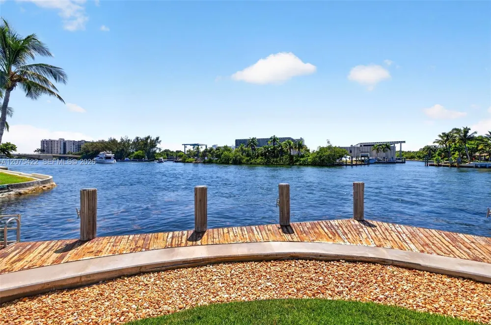 1705 Riverside Dr #2 Pompano Beach, FL 33062