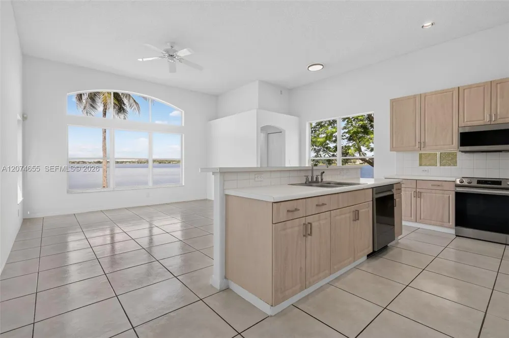 2342 NW 184th Ter Pembroke Pines, FL 33029