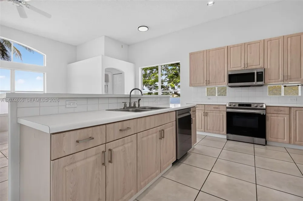 2342 NW 184th Ter Pembroke Pines, FL 33029