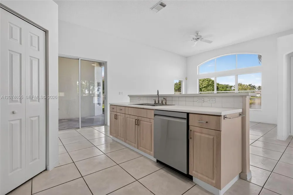 2342 NW 184th Ter Pembroke Pines, FL 33029