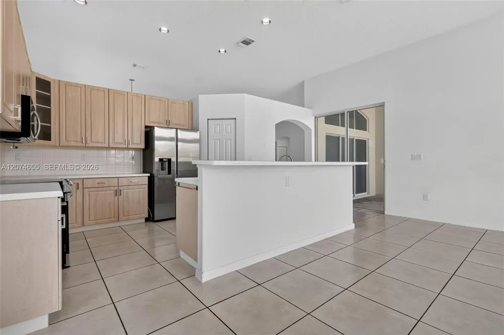 2342 NW 184th Ter Pembroke Pines, FL 33029