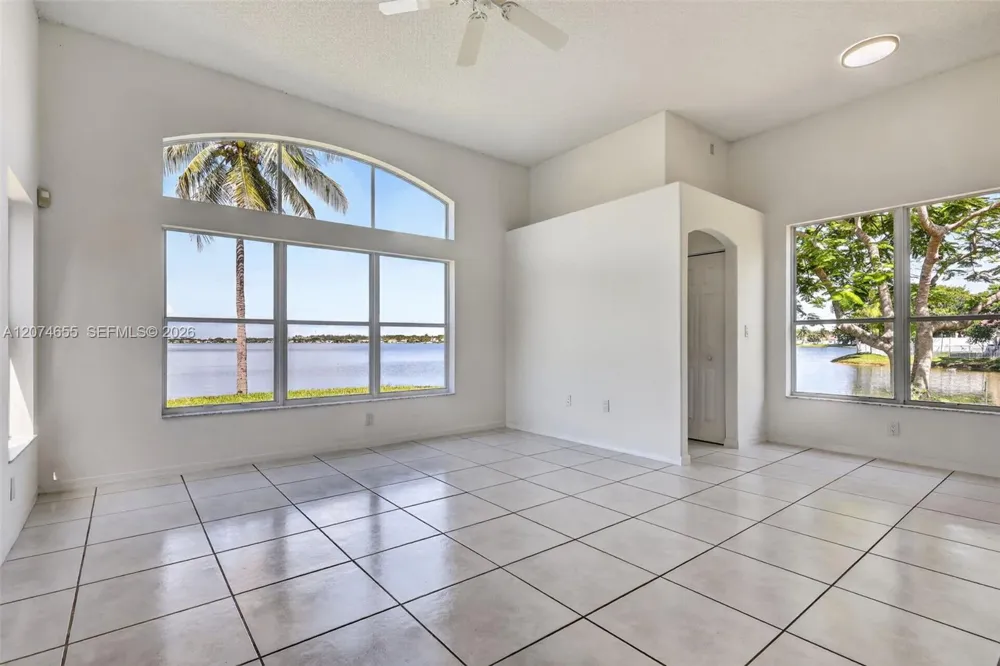 2342 NW 184th Ter Pembroke Pines, FL 33029