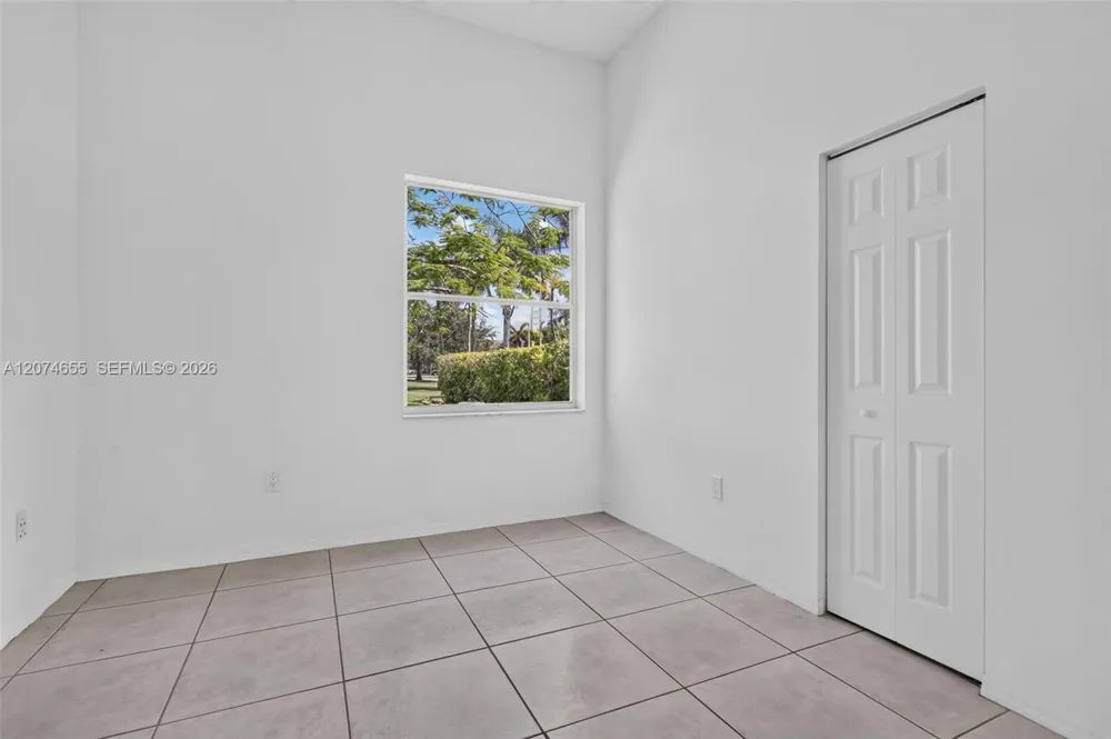 2342 NW 184th Ter Pembroke Pines, FL 33029