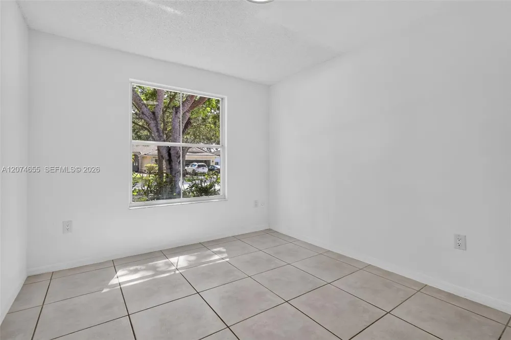 2342 NW 184th Ter Pembroke Pines, FL 33029