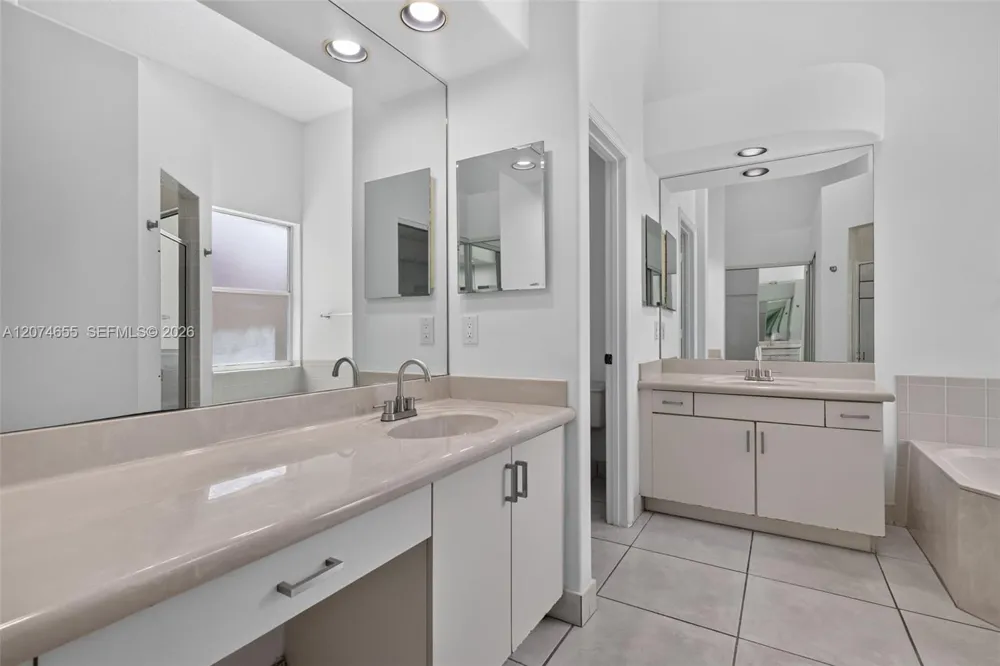 2342 NW 184th Ter Pembroke Pines, FL 33029