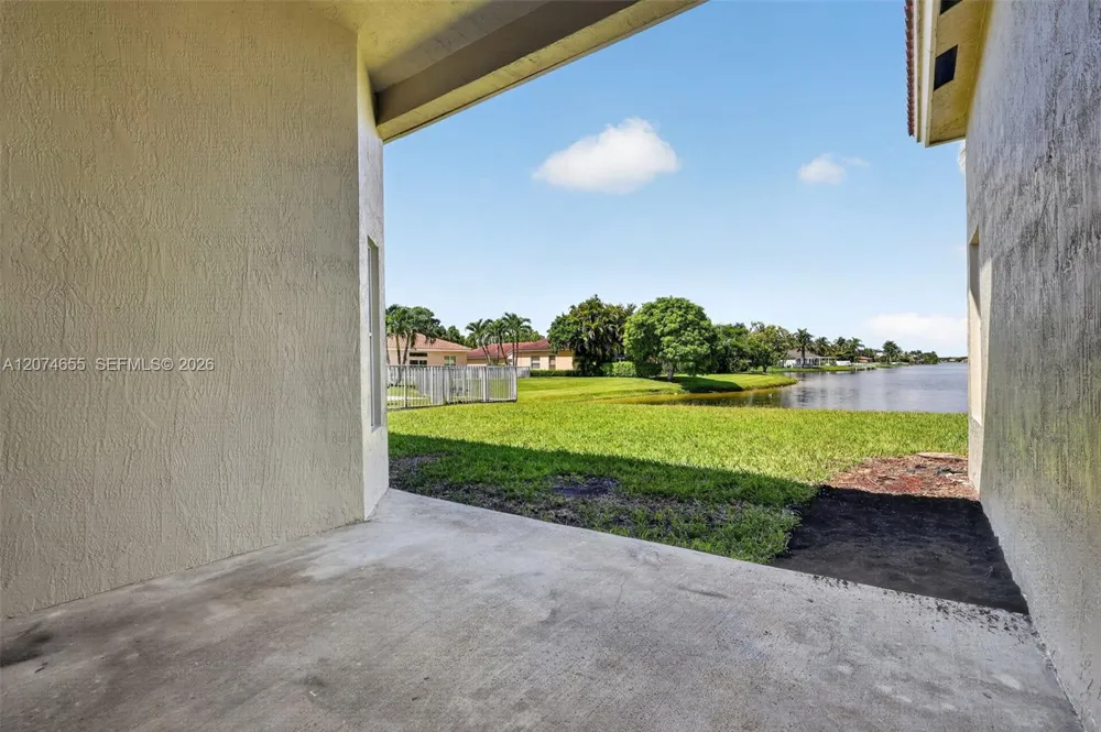 2342 NW 184th Ter Pembroke Pines, FL 33029