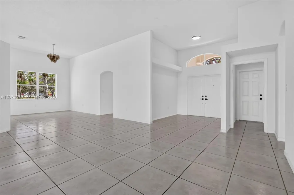2342 NW 184th Ter Pembroke Pines, FL 33029