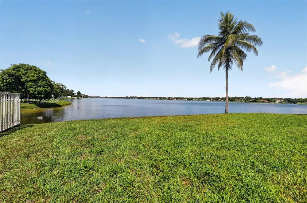 2342 NW 184th Ter Pembroke Pines, FL 33029