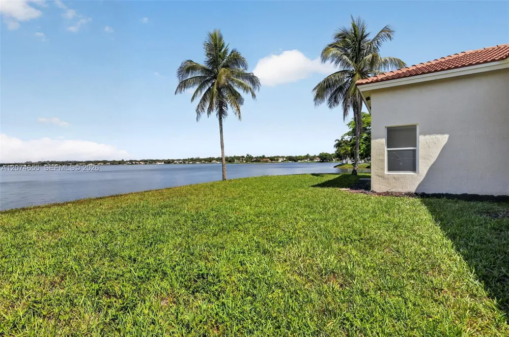 2342 NW 184th Ter Pembroke Pines, FL 33029