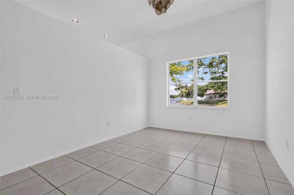 2342 NW 184th Ter Pembroke Pines, FL 33029