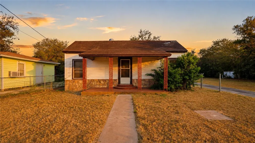 1403 W Crockett Street Beeville, TX 78102