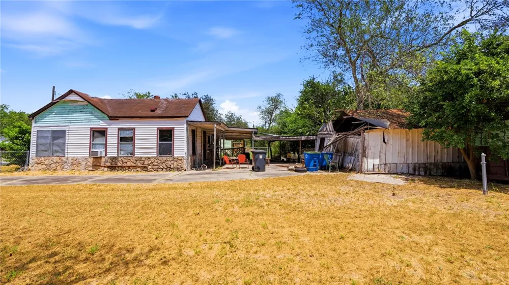 1403 W Crockett Street Beeville, TX 78102