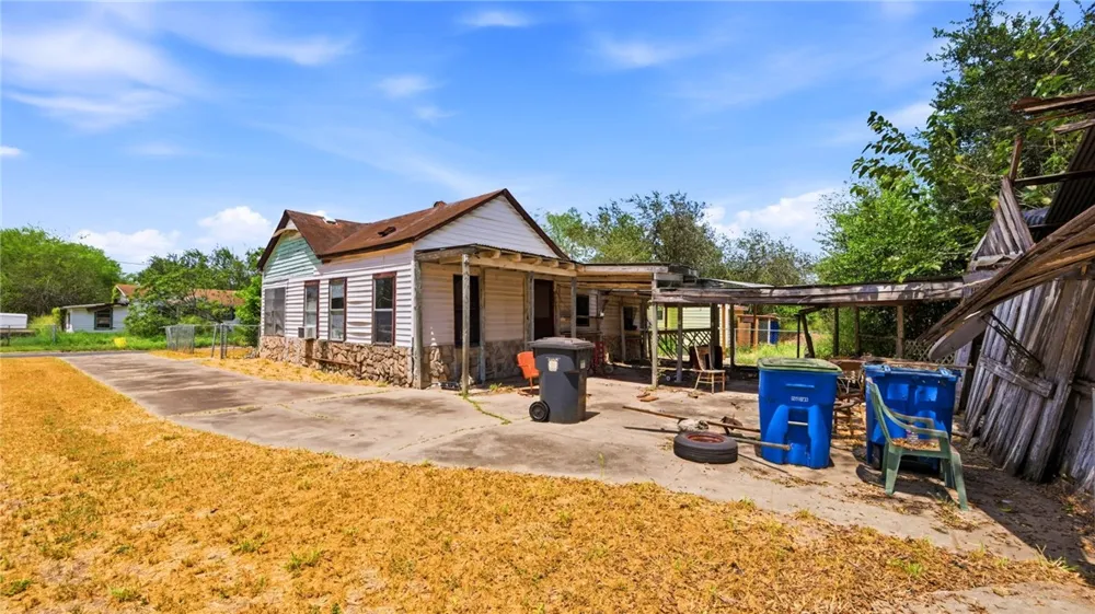 1403 W Crockett Street Beeville, TX 78102