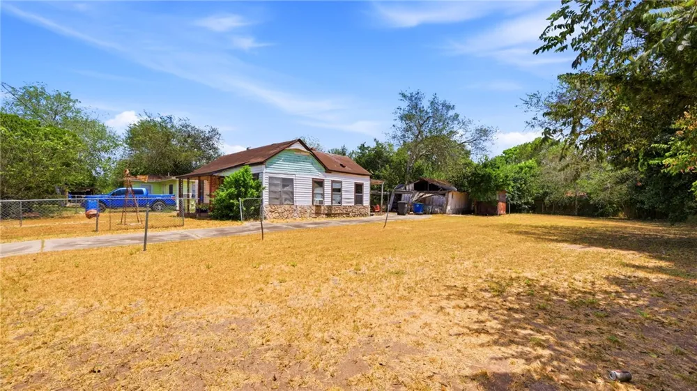 1403 W Crockett Street Beeville, TX 78102