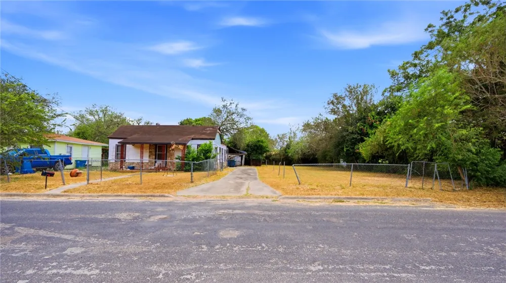 1403 W Crockett Street Beeville, TX 78102