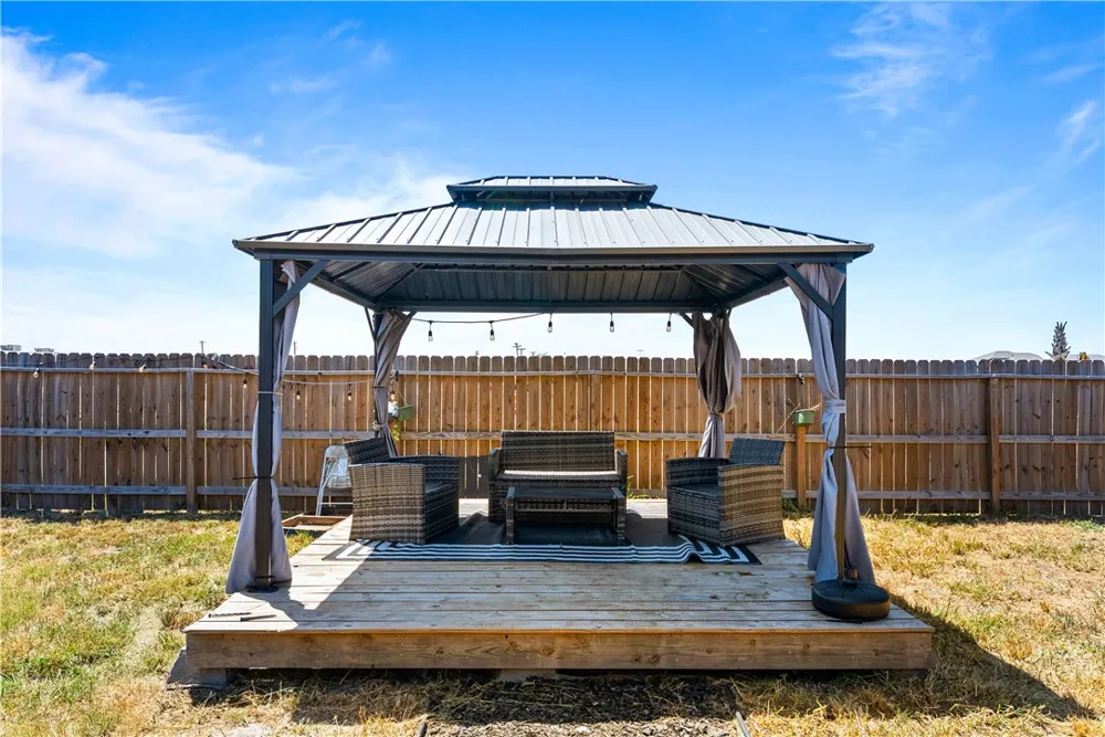 108 Donegal Street Sinton, TX 78387