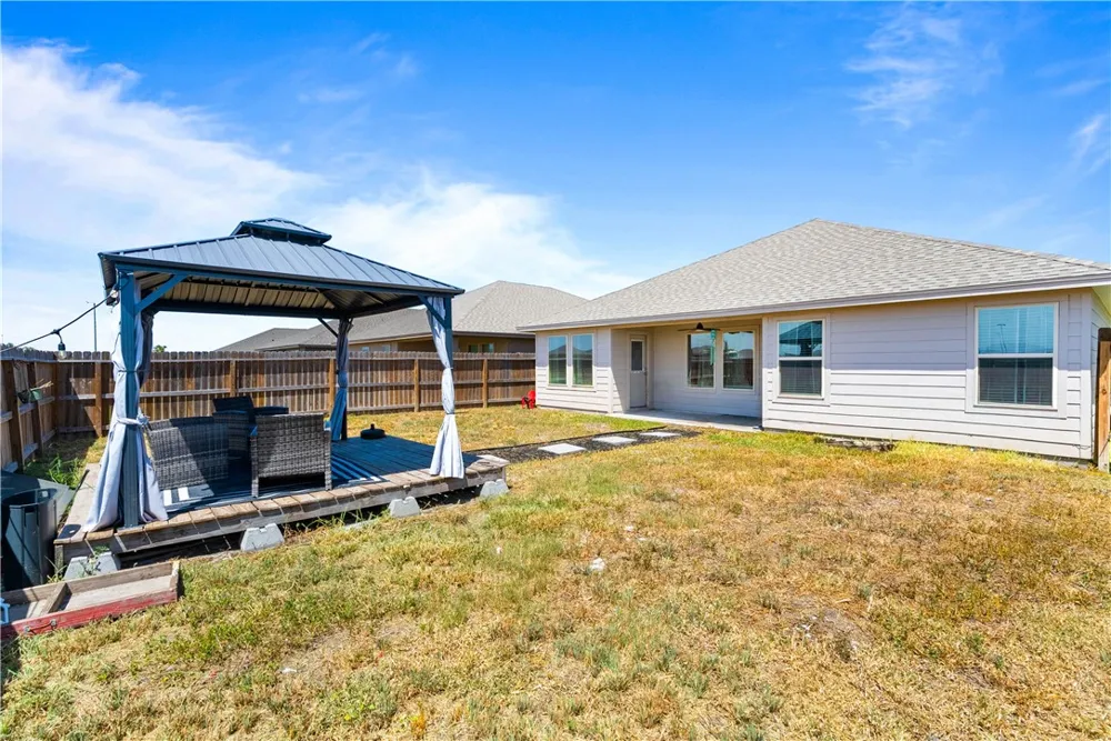 108 Donegal Street Sinton, TX 78387