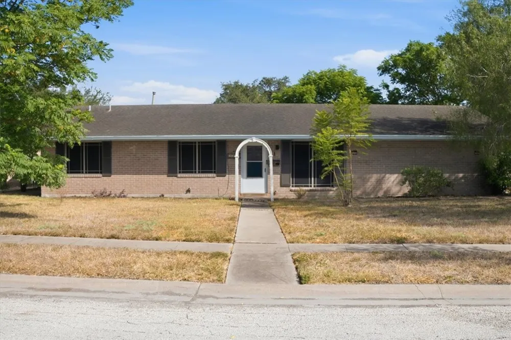 301 Pasadena Drive Kingsville, TX 78363