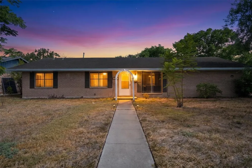 301 Pasadena Drive Kingsville, TX 78363