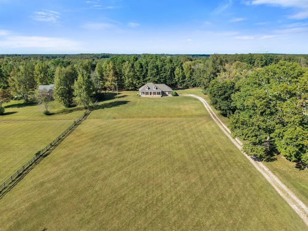 2044 Old Blacktop Road Mc Ewen, TN 37101