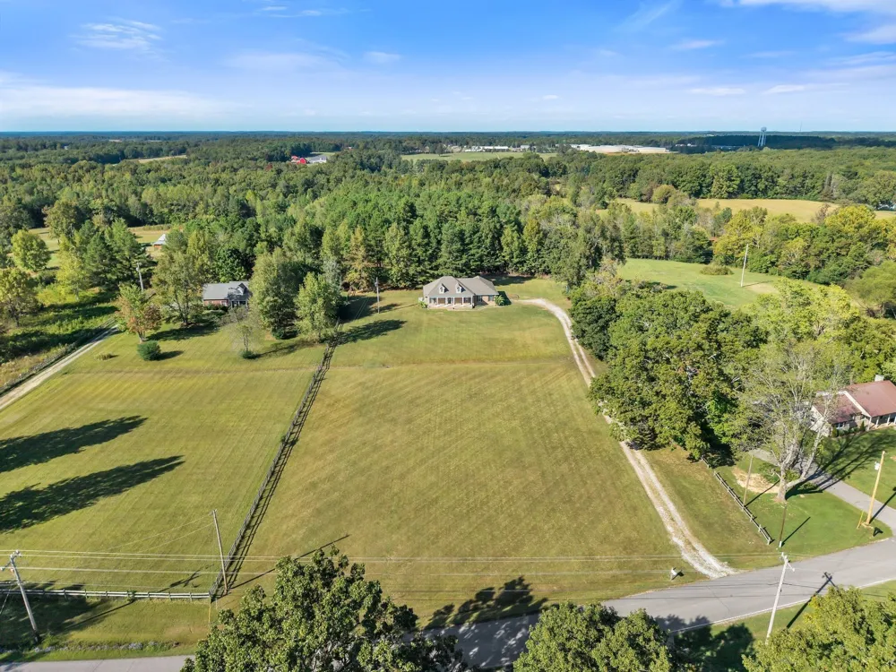 2044 Old Blacktop Road Mc Ewen, TN 37101