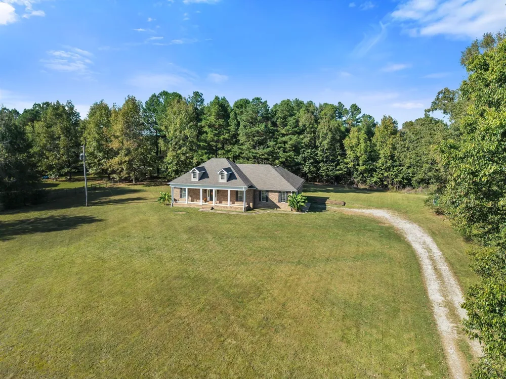 2044 Old Blacktop Road Mc Ewen, TN 37101