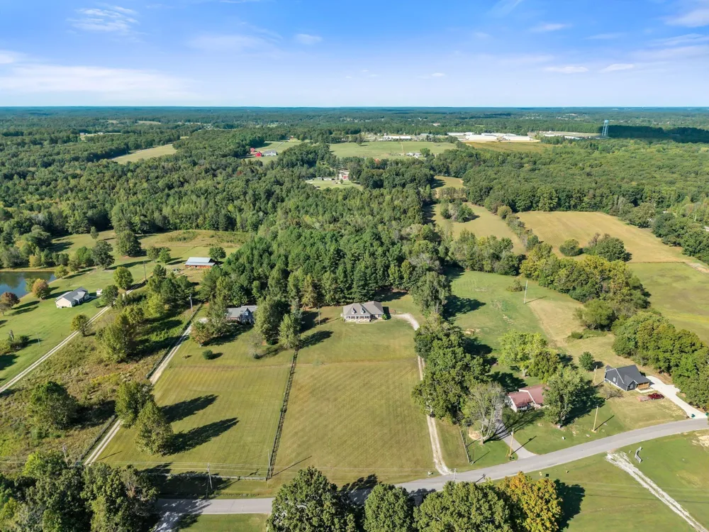 2044 Old Blacktop Road Mc Ewen, TN 37101