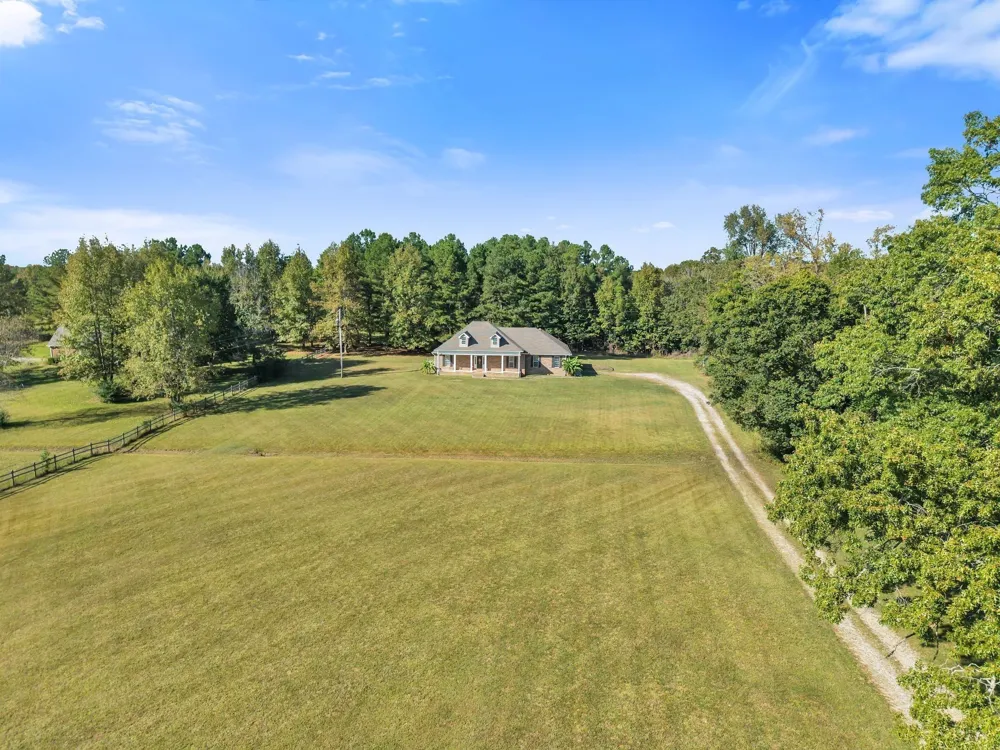 2044 Old Blacktop Road Mc Ewen, TN 37101