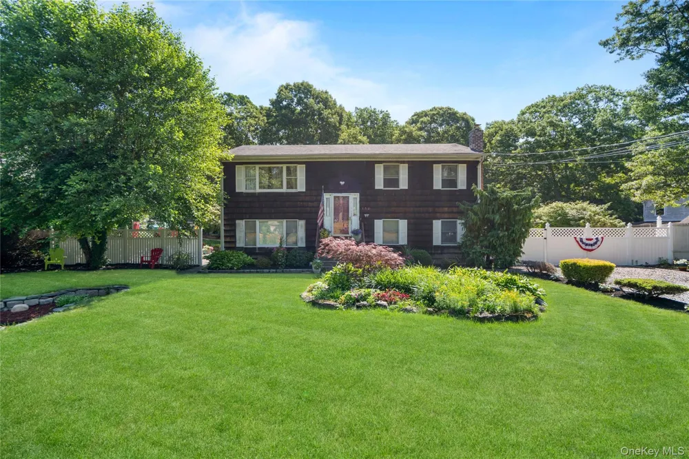 530 Boxwood Drive Shirley, NY 11967