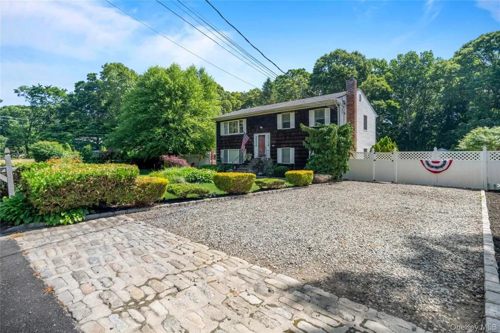 530 Boxwood Drive Shirley, NY 11967