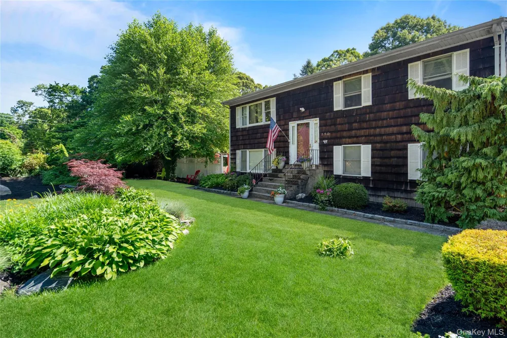 530 Boxwood Drive Shirley, NY 11967