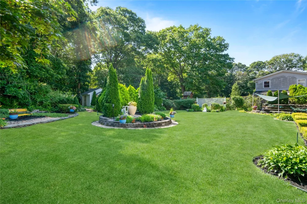 530 Boxwood Drive Shirley, NY 11967