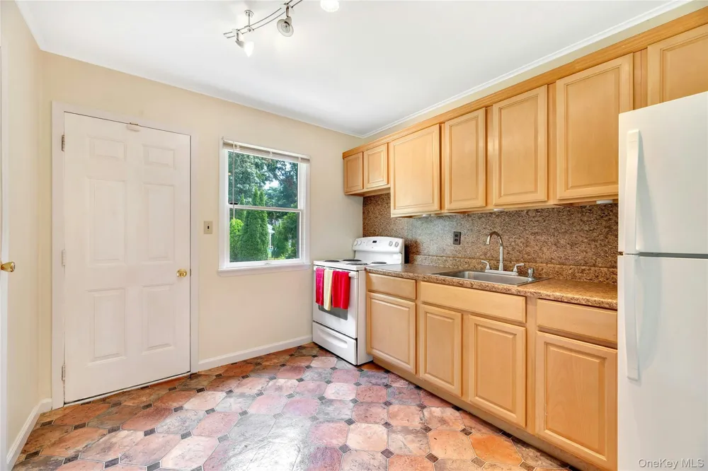 530 Boxwood Drive Shirley, NY 11967