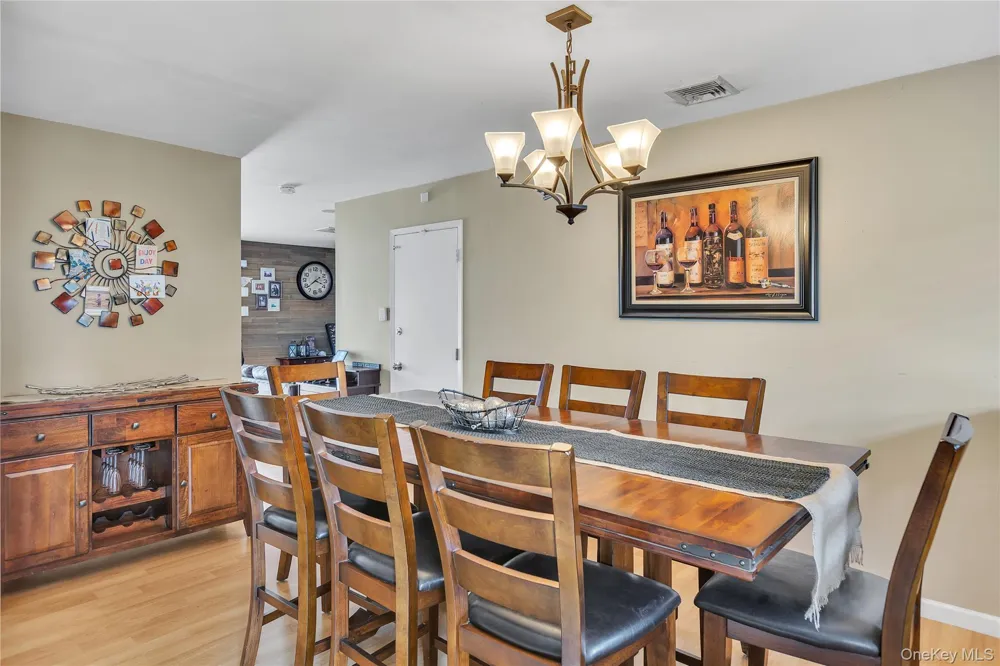 18 Glen Summer Road Holbrook, NY 11741