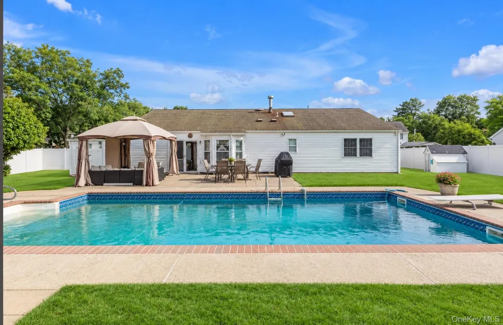18 Glen Summer Road Holbrook, NY 11741