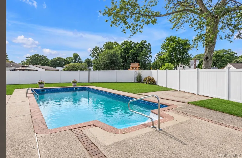 18 Glen Summer Road Holbrook, NY 11741