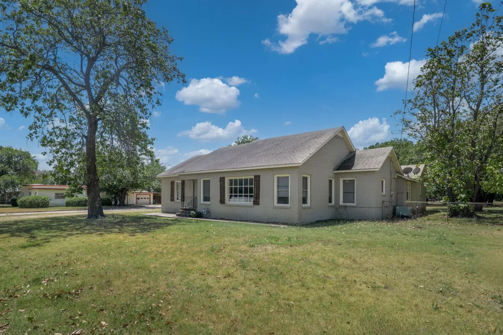 805 S Tyler Street McGregor, TX 76657