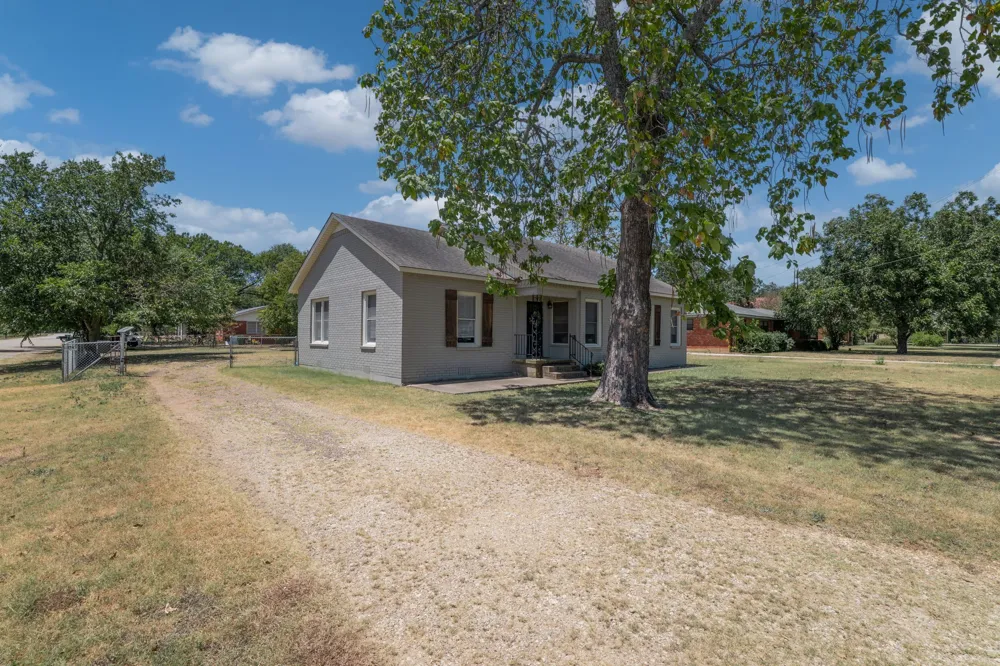 805 S Tyler Street McGregor, TX 76657