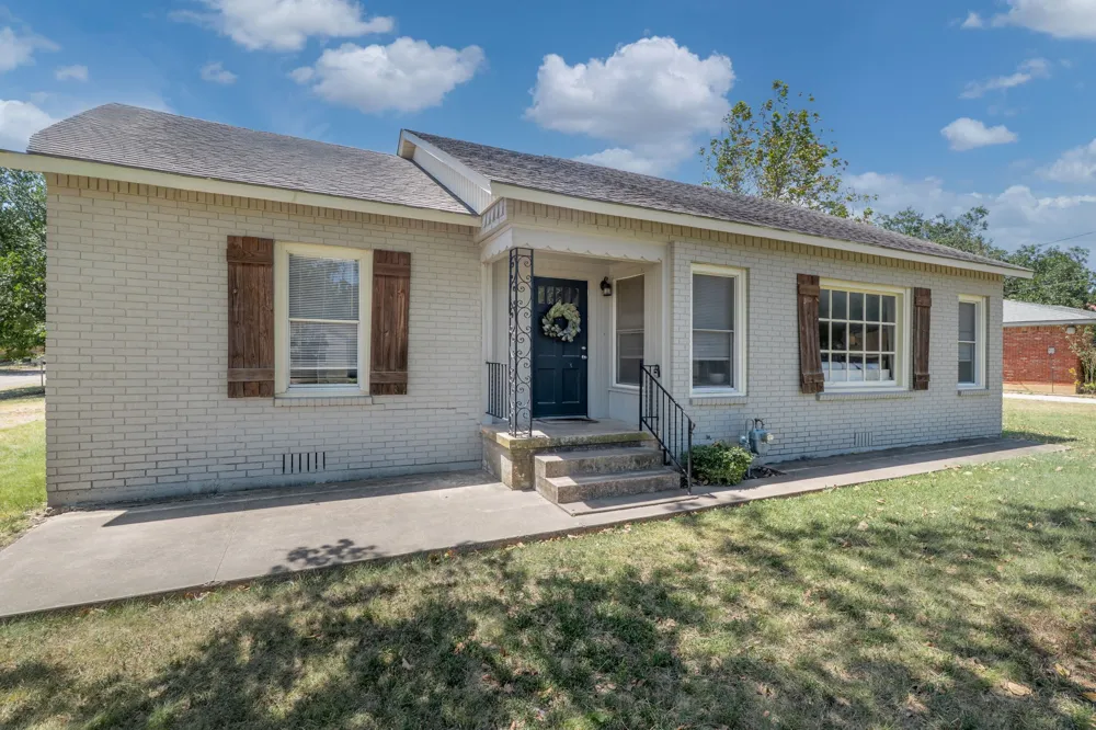 805 S Tyler Street McGregor, TX 76657
